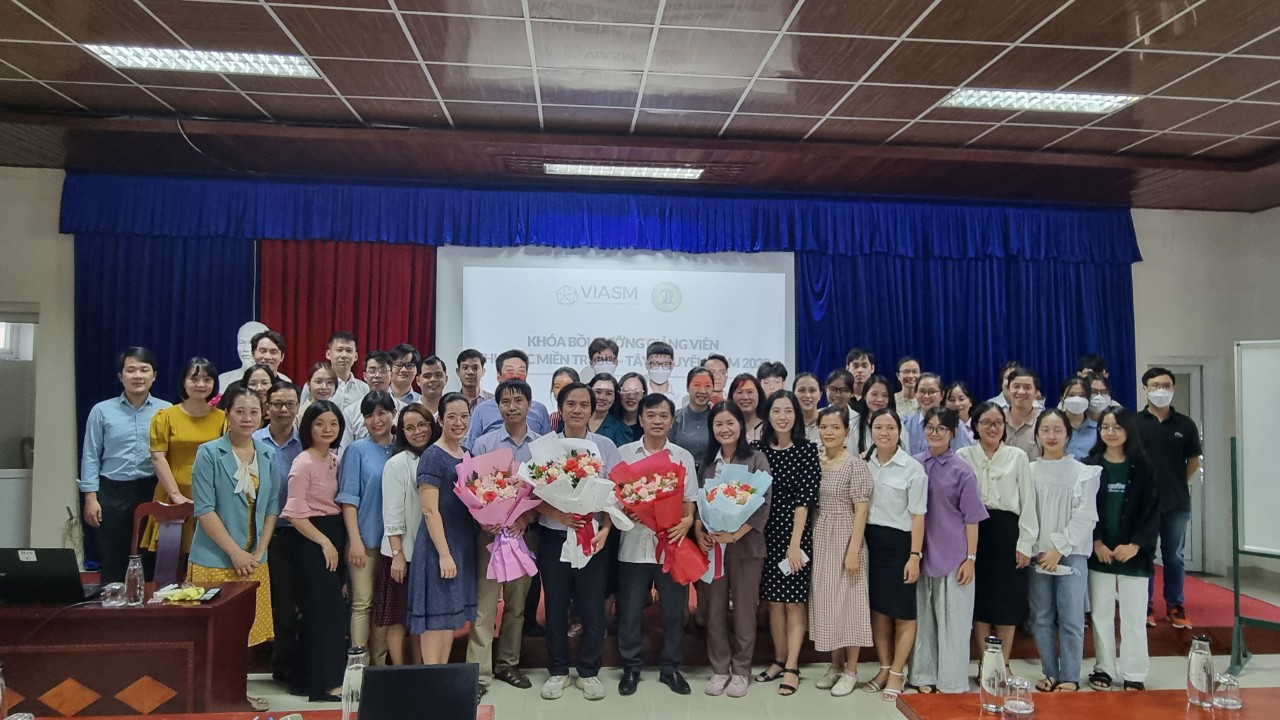 Khóa tập huấn giảng viên khu vực miền Trung - Tây Nguyên năm 2022: “Thống kê hiện đại với phần mềm thống kê R”