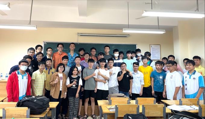 Khoá bồi dưỡng học sinh THPT chuyên Toán đợt 2, 2022