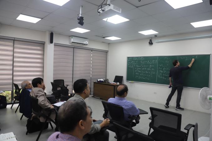 Khóa học ngắn về Tính điều khiển được của phương trình đạo hàm riêng và một số vấn đề liên quan 