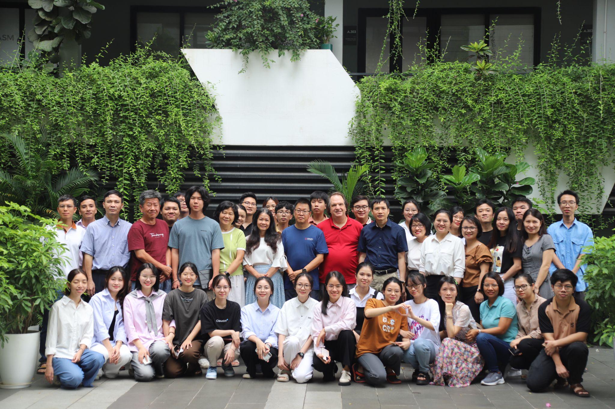 Khóa học ngắn hạn về Các phương pháp trong Lý thuyết Nevanlinna và Hình học hyperbolic