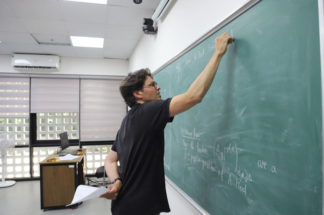 Giáo sư Antoine Touzé từ đại học Lille, Pháp giảng bài về Đại số giáo hoán xoắn, biểu diễn đa thức và các phạm trù hàm tử