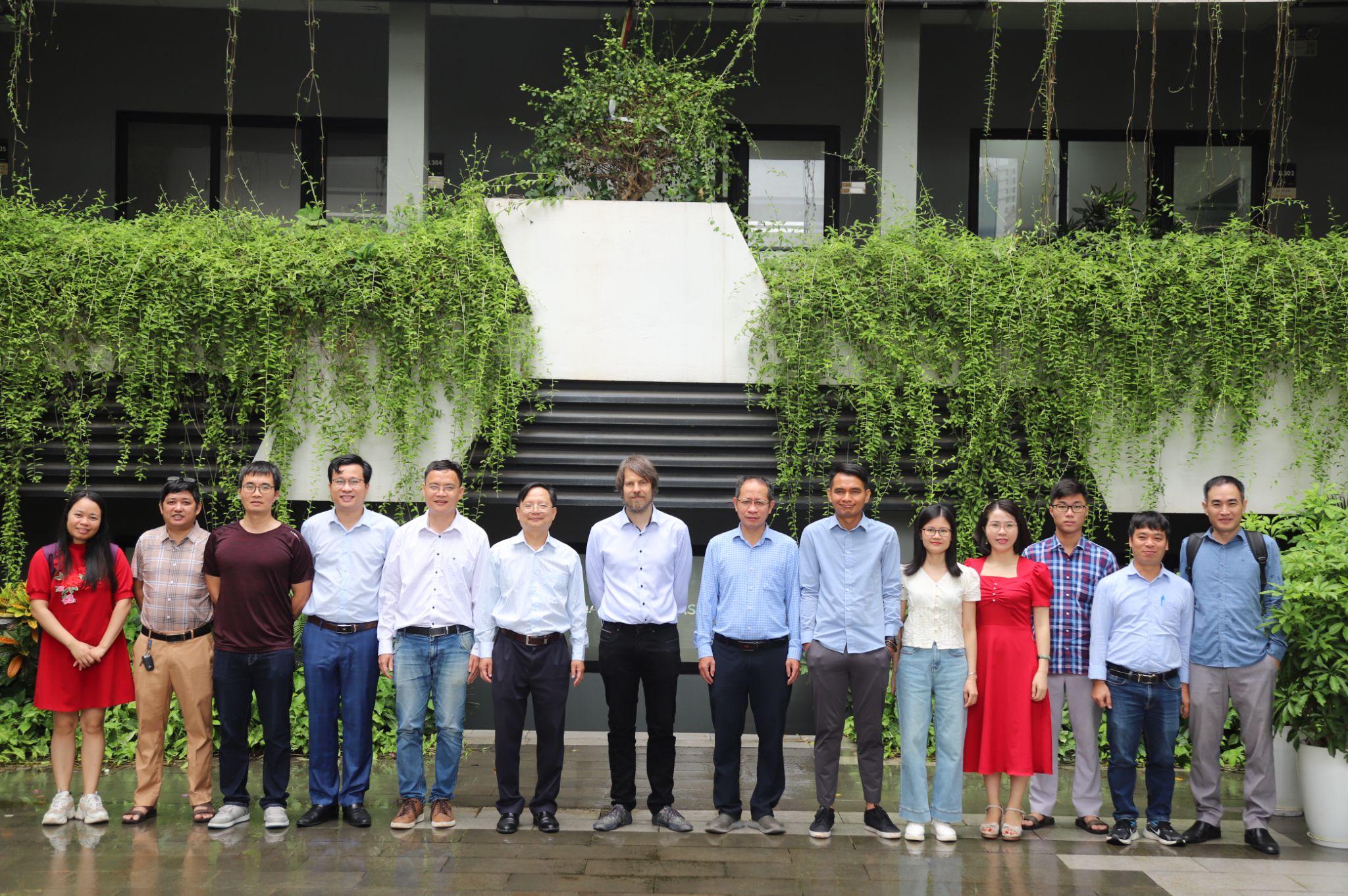 Khóa học ngắn hạn về Một số vấn đề trong Lý thuyết      các Hệ chuyển mạch suy biến và ứng dụng