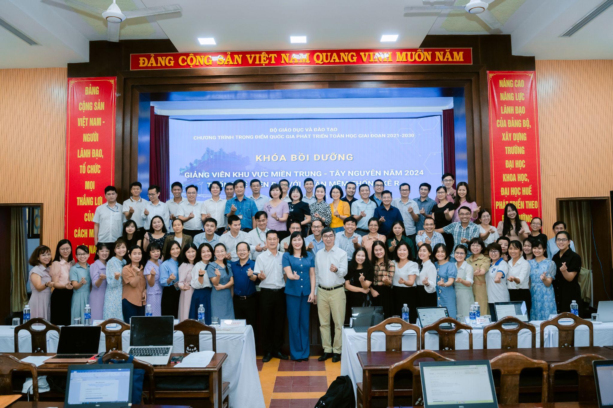 Khóa Bồi dưỡng giảng viên khu vực miền Trung - Tây Nguyên “Thống kê hiện đại với phần mềm thống kê R”