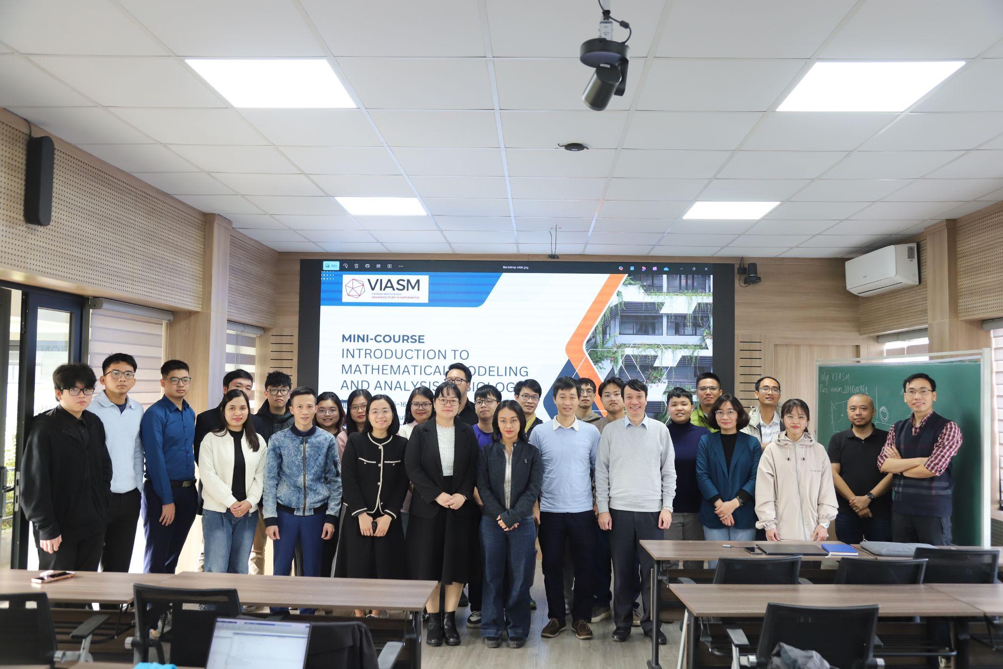 Khóa học ngắn về Nhập môn mô hình hoá và phân tích Toán học trong Sinh học