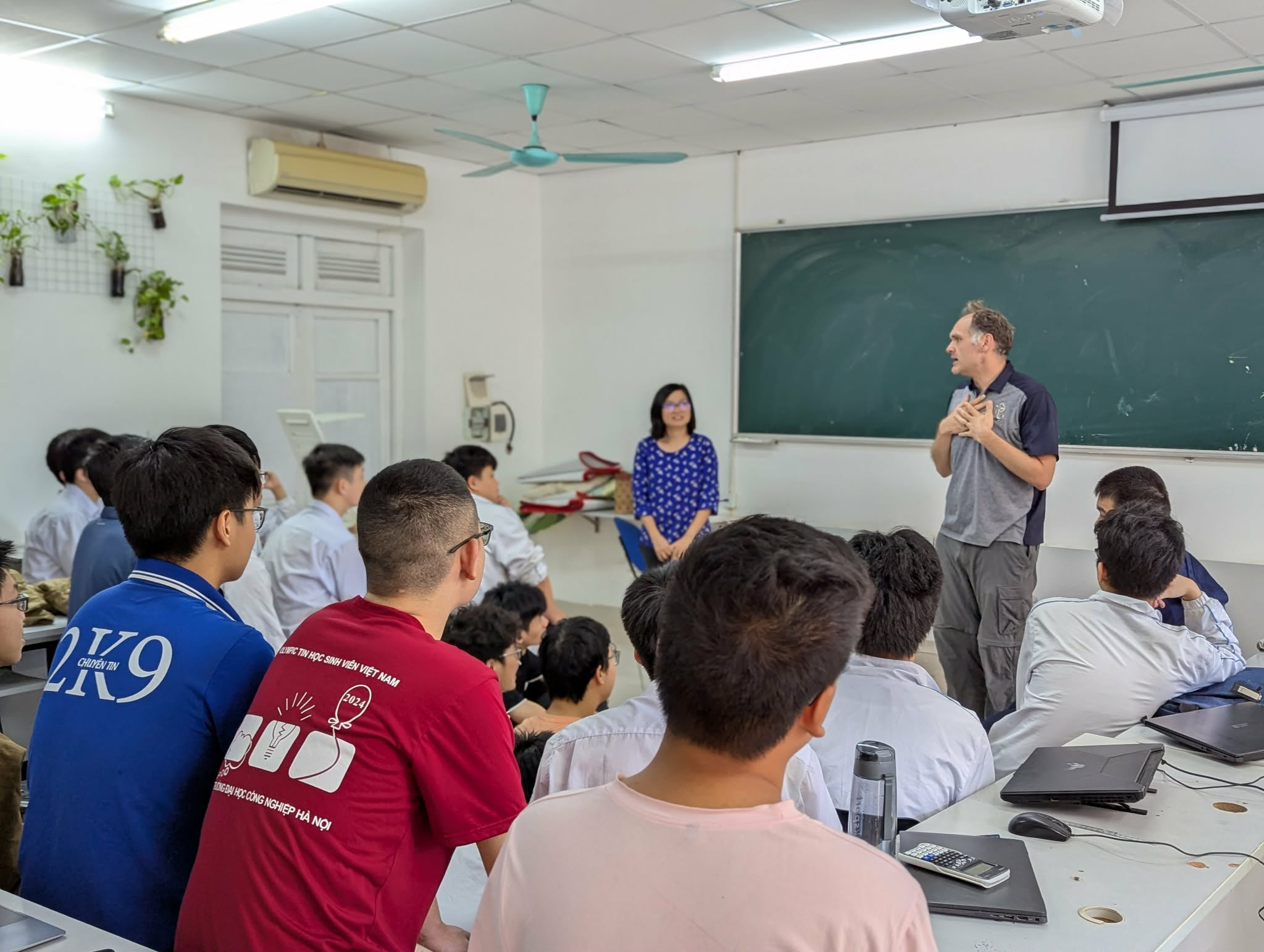 Chuỗi bài giảng cho học sinh phổ thông chủ đề  “Tiếp cận Toán học hiện đại thông qua các hoạt động trải nghiệm”