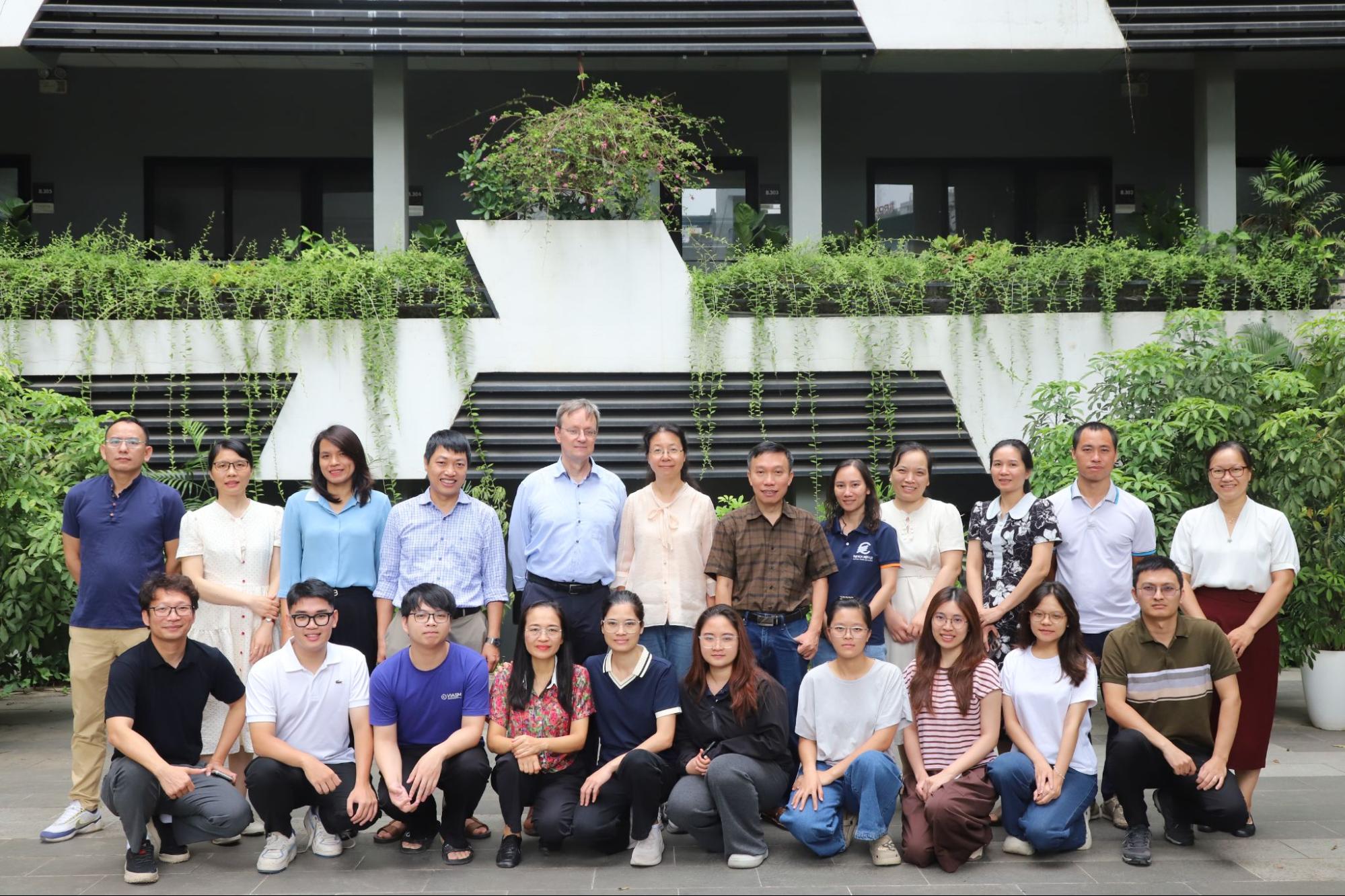Khóa học “Giải tích vi địa phương cho các phương trình tiến hóa không địa phương”