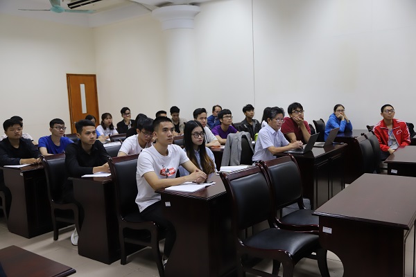 KHÓA HỌC VỀ “TOÁN HỌC TRONG MÔI TRƯỜNG”