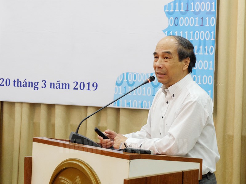 GS. Hồ Tú Bảo trình bày báo cáo tại Hội thảo "Nghiên cứu và Ứng dụng AI tại Thành phố Hồ Chí Minh"