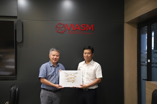 Giám đốc Đại học Quốc gia Hà Nội đến thăm và làm việc tại Viện Nghiên cứu cao cấp về Toán